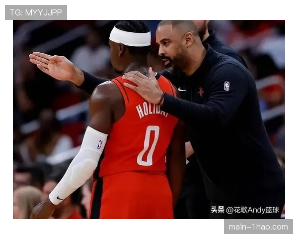 阿门合法抢断被吹犯规，火箭新人无奈摇头